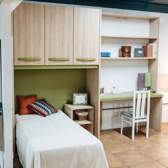 Dormitori Amb Altell I Taula Jotajotape