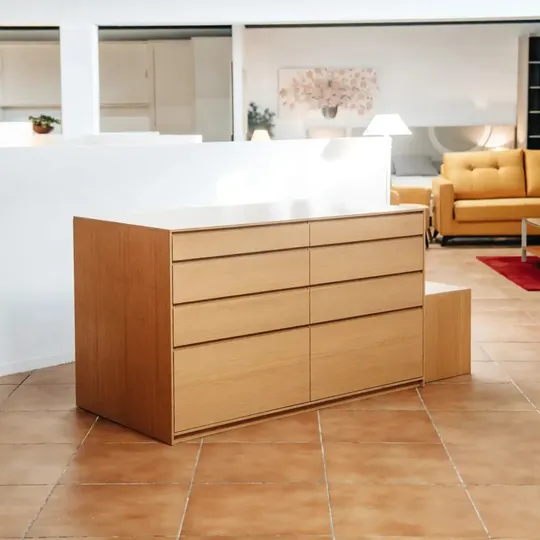 Illa de calaixos amb banc